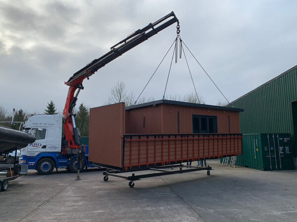 Conteneur Converti : Espace de Vie Extérieur Moderne et Élégant – Image 4
